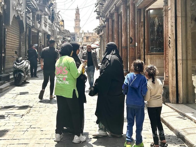 Niqab(尼卡布)和Burqa(布卡)在埃及屬於為數不多的全罩式蒙面黑長袍,前者只能露出眼睛,後者連眼睛都用面紗遮蓋。現在在埃及,多所大學校園內都禁止穿戴。中央社記者施婉清開羅攝 114年4月15日