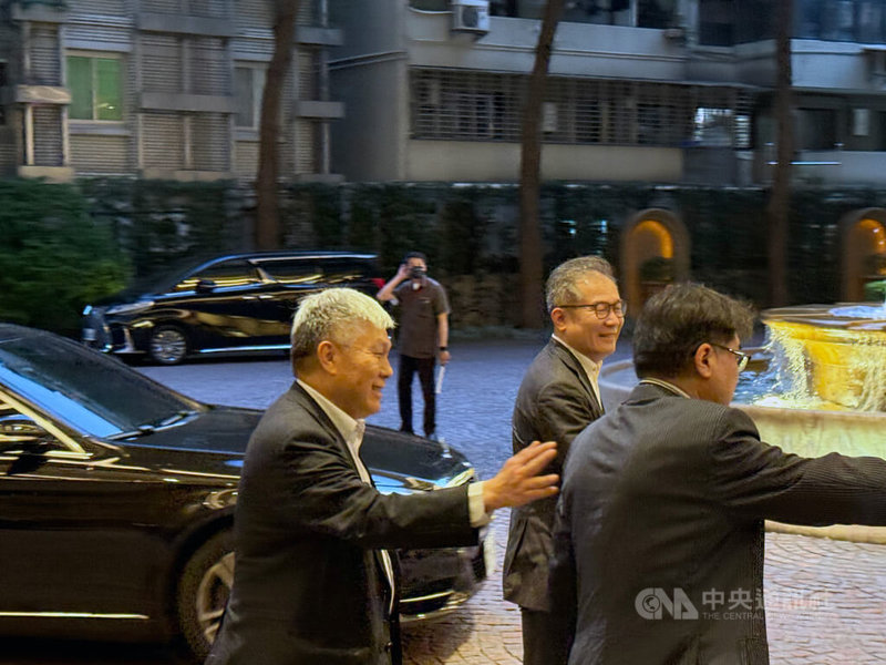 晶片大廠超微(AMD)董事長暨執行長蘇姿丰15日晚間宴請供應商,多名科技業高層出席。圖為和碩共同執行長鄭光志(中)、技術長徐衍珍(左)步入晚宴會場。中央社記者吳家豪攝 114年4月15日