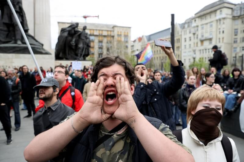 匈牙利國會14日壓倒性支持一項鎖定該國LGBTQ族群和雙重國籍者的憲法變革,反對民眾在國會外抗議。(路透社)