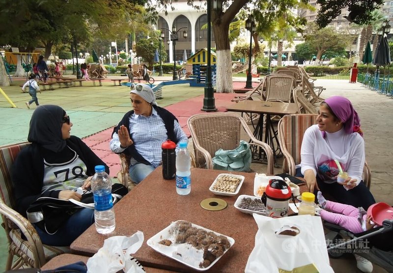 埃及雖是穆斯林國家,但多數穆斯林女性享有穿戴頭巾與否,以及選擇不同樣式的自由。中央社記者施婉清開羅攝 114年4月15日