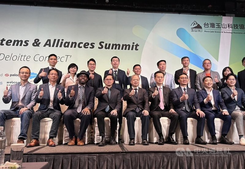 行政院秘書長龔明鑫(前排右5)15日出席「2025 Deloitte Ecosystems & Alliances Summit–series of