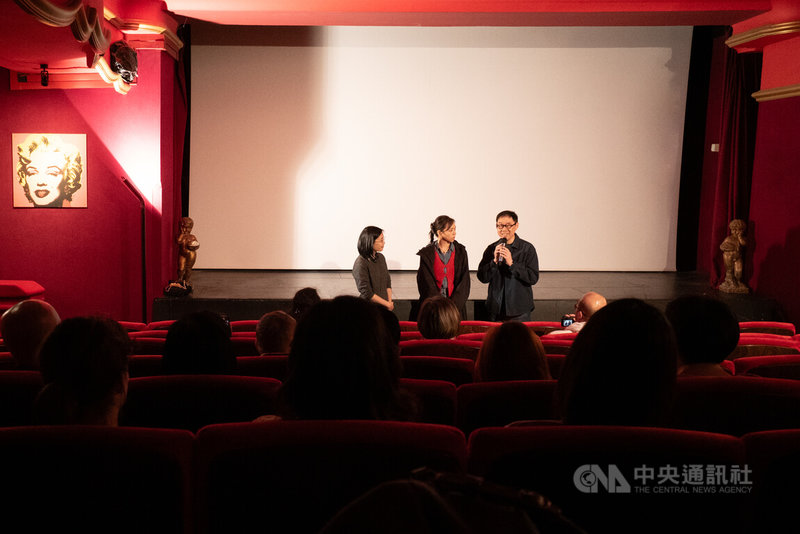 電影「小雁與吳愛麗」於3月28日至4月6日期間在「巴黎台灣電影節」放映,導演林書宇(右1)與演員夏于喬(右2)現身巴黎,與當地觀眾互動。中央社記者李若韻巴黎攝 114年4月15日
