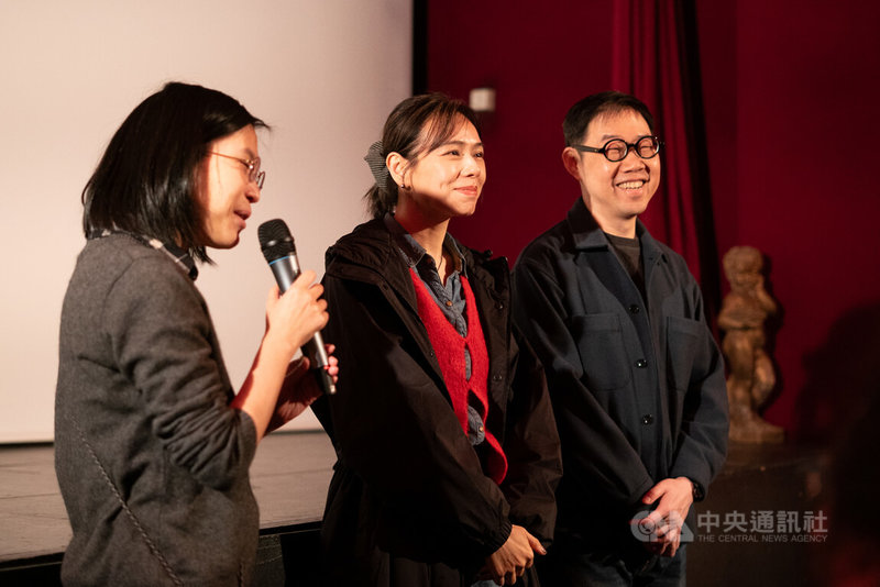 導演林書宇(右1)與演員夏于喬(右2)於3月28日至4月6日出席「巴黎台灣電影節」,參與「小雁與吳愛麗」映後座談,該電影探討更生人出獄後如何重回家庭與社會,關注日常生活。中央社記者李若韻巴黎攝 114年4月15日