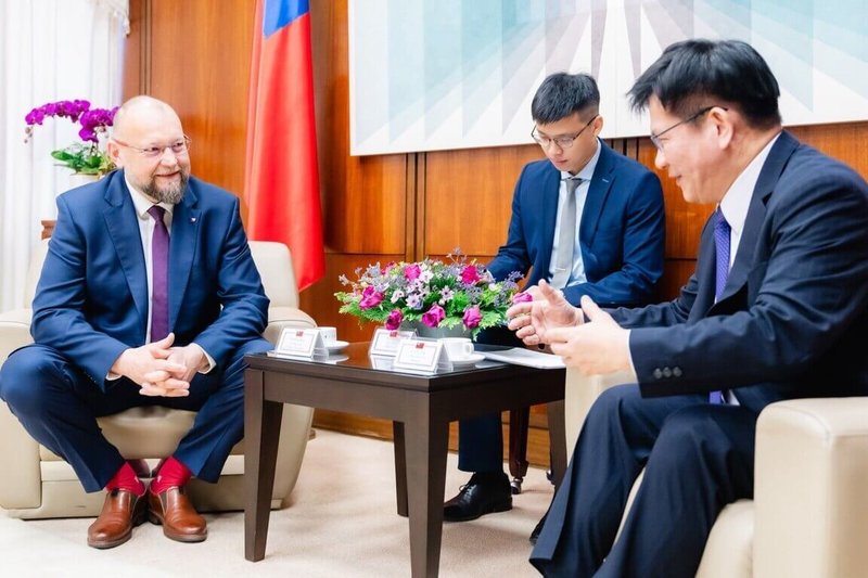 外交部長林佳龍(右)14日上午接見捷克眾議院副議長巴圖謝克(Jan Bartošek)(左),就台捷雙邊關係、反制假訊息及資訊安全等議題交換意見。(外交部提供)中央社記者楊堯茹傳真 114年4月15日