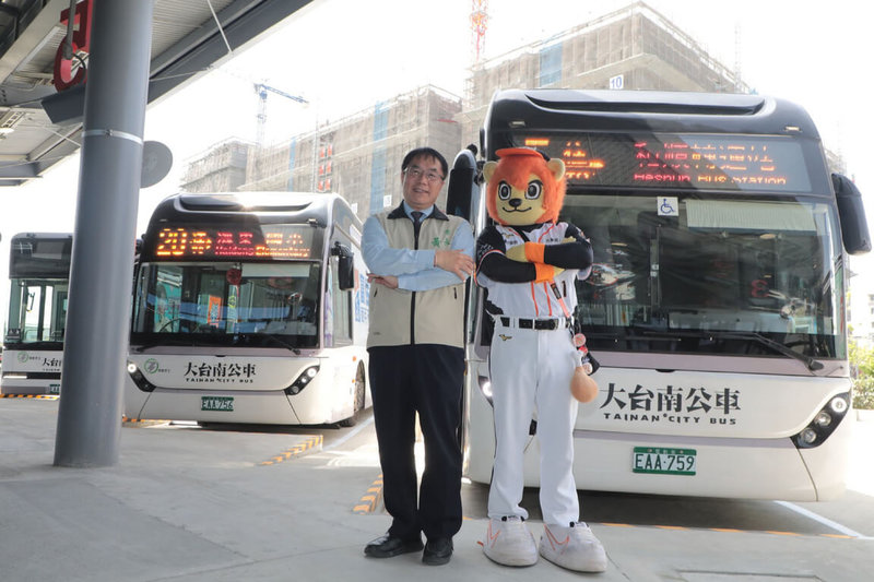 鄰近台南亞太棒球訓練中心的公共運輸建設「和順轉運站」15日啟用,台南市長黃偉哲(左)主持儀式,並與中華職棒統一7-ELEVEn獅隊吉祥物萊恩(右)合影。(市府提供)中央社記者楊思瑞台南傳真 114年4月15日
