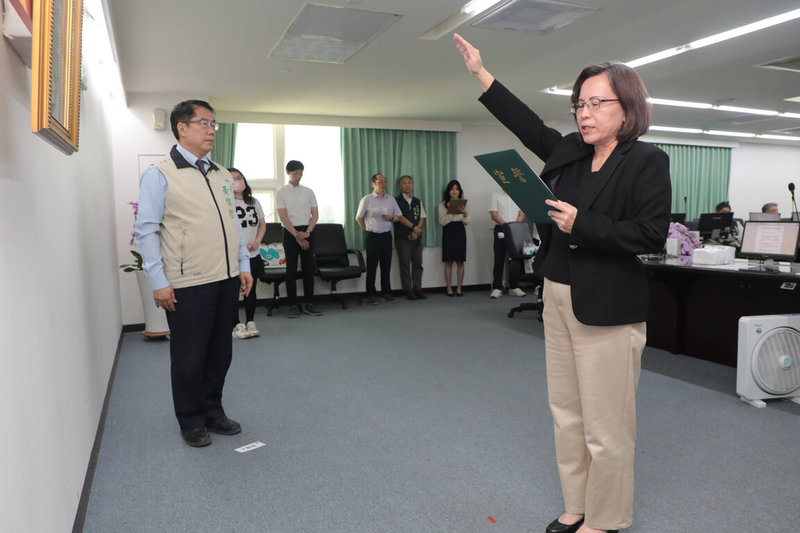 台南市政府經濟發展局新任局長張婷媛(前右)15日在市政會議宣誓就職,市長黃偉哲(前左)期盼張婷媛帶領經發局人員,推動台南高科技及傳統產業繼續向上發展。(台南市政府提供)中央社記者楊思瑞台南傳真 114年4月15日