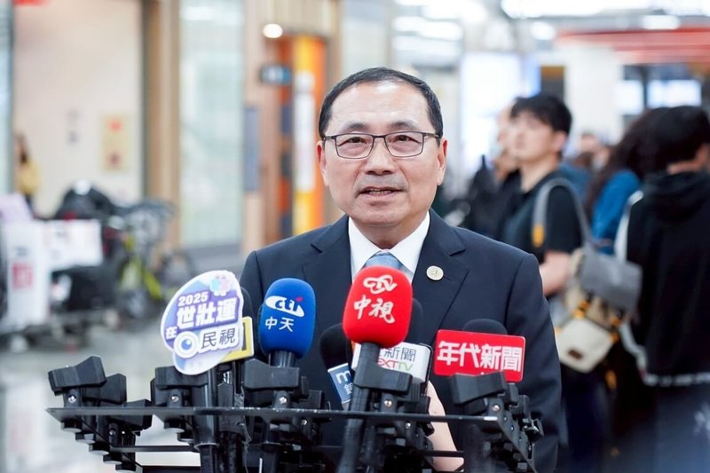 新北市長侯友宜（前）率團前往日本進行考察與拜會行程，15日下午搭機返台，他表示，希望借鏡日本大巨蛋經營的模式，讓新北市能夠創造歷史，有好的大巨蛋，未來能帶動新北的經濟繁榮。（市府提供）中央社記者王鴻國傳真  114年4月15日
