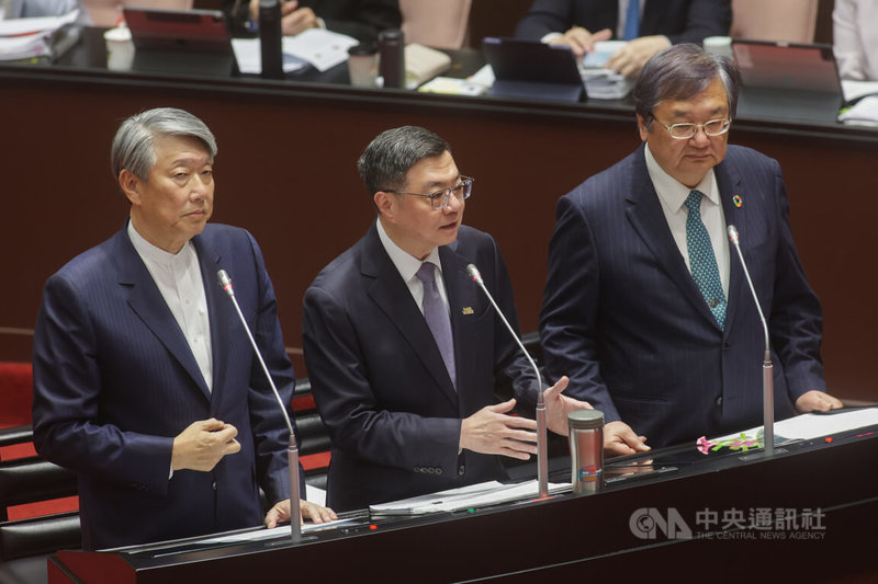 美國商務部表示,將針對進口半導體和半導體製造設備,以及藥品和藥物成分等產品進行調查,為後續徵收新關稅鋪路。行政院長卓榮泰(中)15日率經濟部長郭智輝(左)、衛福部長邱泰源(右)赴立法院備詢,卓榮泰表示與美國關稅談判已備妥策略方案,隨時準備啟動向美方提出。中央社記者裴禛攝 114年4月15日
