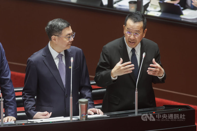 立法院會15日進行施政總質詢,國民黨立委鄭正鈐質詢關注在對美貿易逆差顧慮下,台灣未來是否增加「軍品商購」比例。行政院長卓榮泰(左)表示,端看國防能力增加程度。國防部長顧立雄(右)回應,若有不適宜透過軍售管道,會盡量以商售管道。中央社記者裴禛攝 114年4月15日