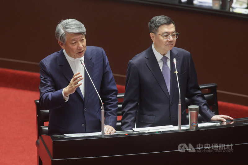 因應美國對等關稅,總統賴清德勉勵民眾「吃苦當吃補」。經濟部長郭智輝(左)15日表示,台灣人不都是這樣,吃苦當吃補很正常,俗話說「不經一番寒徹骨,焉得梅花撲鼻香」,大家都清楚天底下沒有掉下來禮物,所以要共同努力、度過難關。右為行政院長卓榮泰。中央社記者裴禛攝 114年4月15日