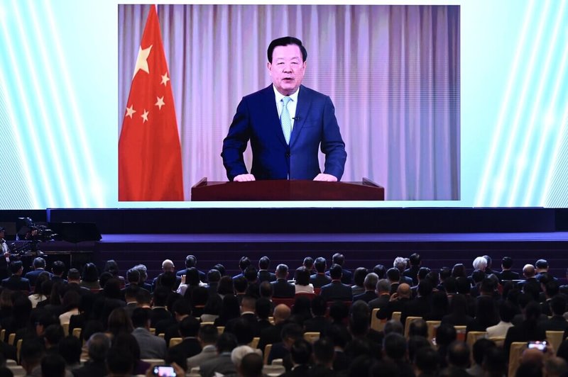 中共中央港澳工作辦公室主任夏寶龍15日以視訊形式出席香港「全民國家安全教育日」開幕典禮並致辭。他形容美國「不是要我們的『稅』,而是要我們的『命』」。(中新社提供)中央社 114年4月15日