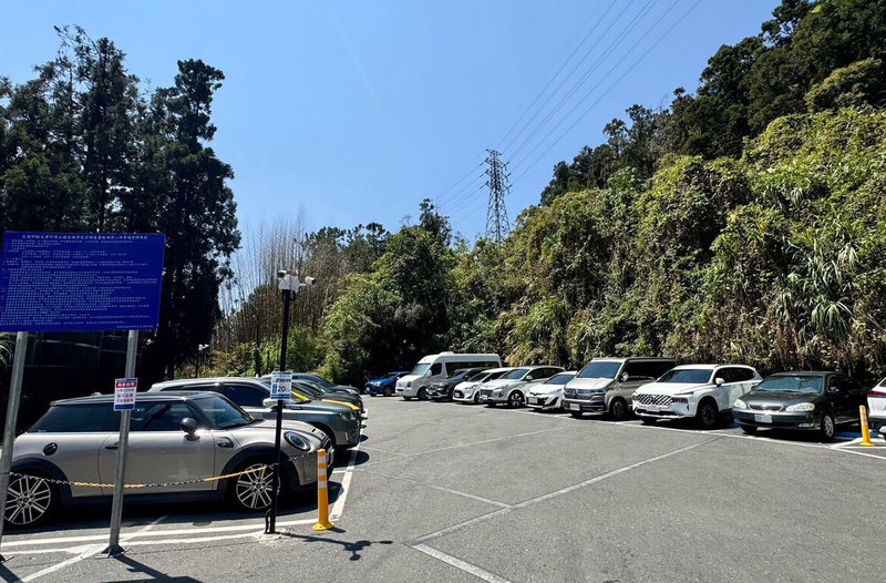 交通部觀光署阿里山國家風景區管理處表示,嘉義縣奮起湖第二停車場電力設備設置完成,已正式開放並收費。(阿管處提供)中央社記者黃國芳傳真 114年4月15日