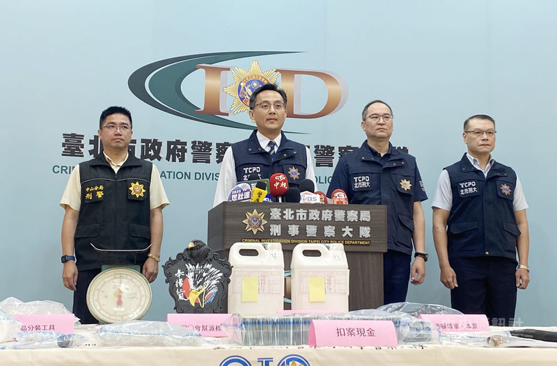 台北市警察局刑事警察大隊15日舉行破案記者會,指日前獲報有黑道學霸之稱的竹聯幫仁堂明仁會前任會長「京葵」,涉嫌指揮幫眾暴力討債,專案小組於13日執行拘搜行動,將「京葵」等7嫌查緝到案,起獲現金、本票、毒品等贓證物。中央社記者黃麗芸攝 114年4月15日