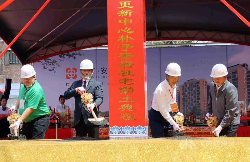 嘉義縣政府第2案社會住宅「朴子安居」15日動土,預計2029完工。縣長翁章梁(右2)、民進黨立委蔡易餘(左1)等人參與動土儀式,祈求工程順利。中央社記者黃國芳攝 114年4月15日