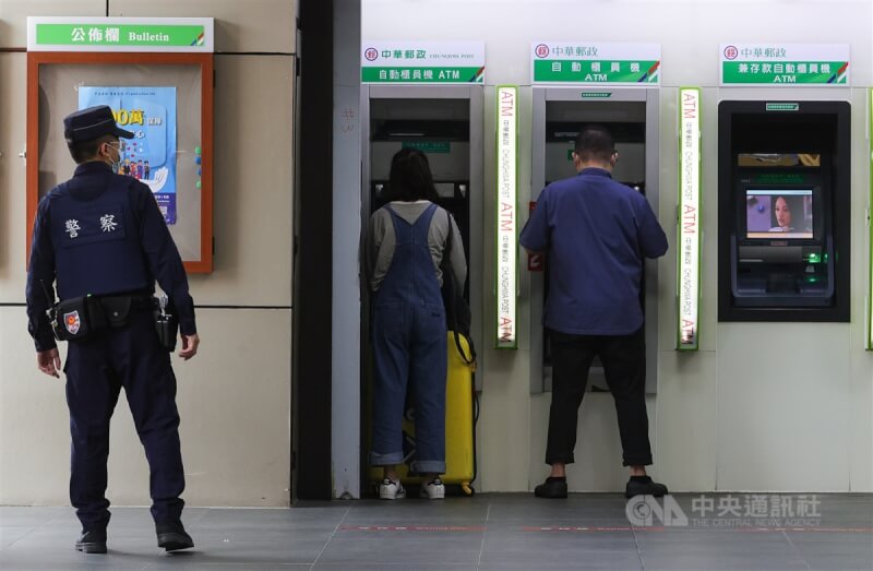 金管會研議ATM提款需露出全臉等防詐措施,台南市政府將率先選擇部分地點試辦。(示意圖/中央社檔案照片)