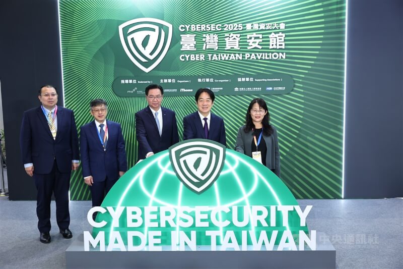 CYBERSEC 2025台灣資安大會15日上午在台北南港展覽館2館登場,總統賴清德(右2)出席台灣資安館開幕活動,與國安會祕書長吳釗燮(右3)等人一同主持啟動儀式。中央社記者翁睿坤攝 114年4月15日