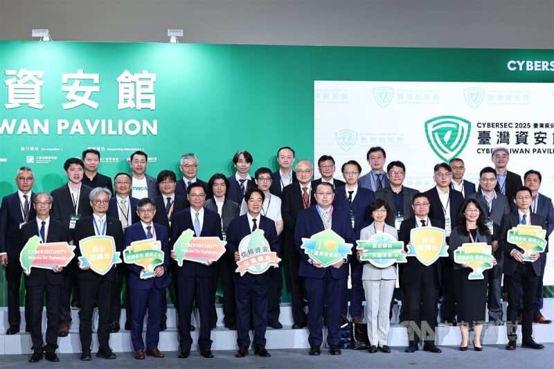 CYBERSEC 2025台灣資安大會15日上午在台北南港展覽館2館登場,總統賴清德(前左5)出席台灣資安館開幕活動,並與國安會祕書長吳釗燮(前左4)等人合影。中央社記者翁睿坤攝 114年4月15日