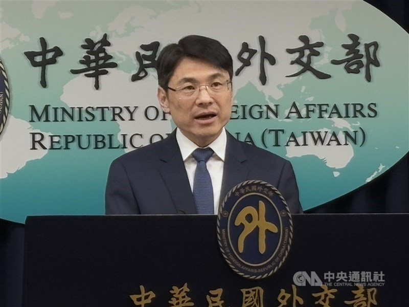 外交部發言人蕭光偉15日表示,2日偕同緬甸台商總會到達瓦城災區探視,並提供500份緊急救助包。(中央社檔案照片)