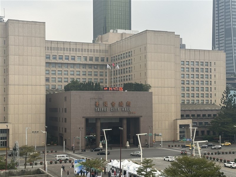 名嘴溫朗東告發國民黨立委李彥秀家族涉長年違建等情事,台北市建管處15b4表示:依法行政