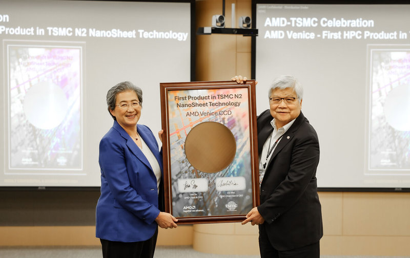 AMD代號為「Venice」的新一代AMD EPYC處理器完成投片(tape out),是首款採用台積電2奈米製程技術的高效能運算(HPC)產品。圖左為AMD董事長暨執行長蘇姿丰,圖右為台積電董事長暨總裁魏哲家。(AMD提供)中央社記者張建中傳真 114年4月15日