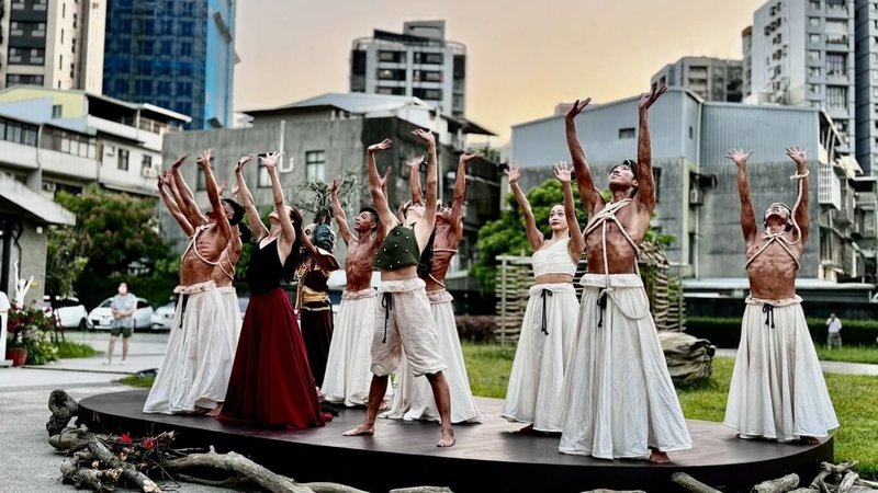 太古踏舞團19日將在屏東縣王船文化館演出,重現經典舞作「太陽之舞」,透過沉浸式表演讓觀眾領受心靈撫慰與感動。(屏東縣政府提供)中央社記者李卉婷傳真 114年4月15日