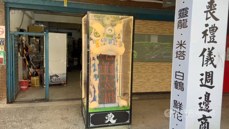 基隆市暖暖區某花坊不滿屢遭檢舉違規,在騎樓擺放喪用白色靈獅,搭配LED跑馬燈開罵檢舉達人「吃飽太閒,不要一直找鄰居麻煩」。警方15日獲報後派員到場處理,並責令業者當場將擺設物清除,避免影響行人通行權益。中央社記者王朝鈺攝 114年4月15日