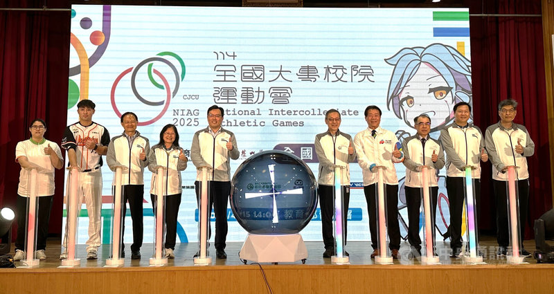 114年全國大專校院運動會將在長榮大學登場,15日舉行賽前記者會,教育部體育署長鄭世忠(左5)出席,勉勵選手勇於創造佳績,今年也會有10名參加巴黎奧運的國手亮相。中央社記者黎建忠攝 114年4月15日