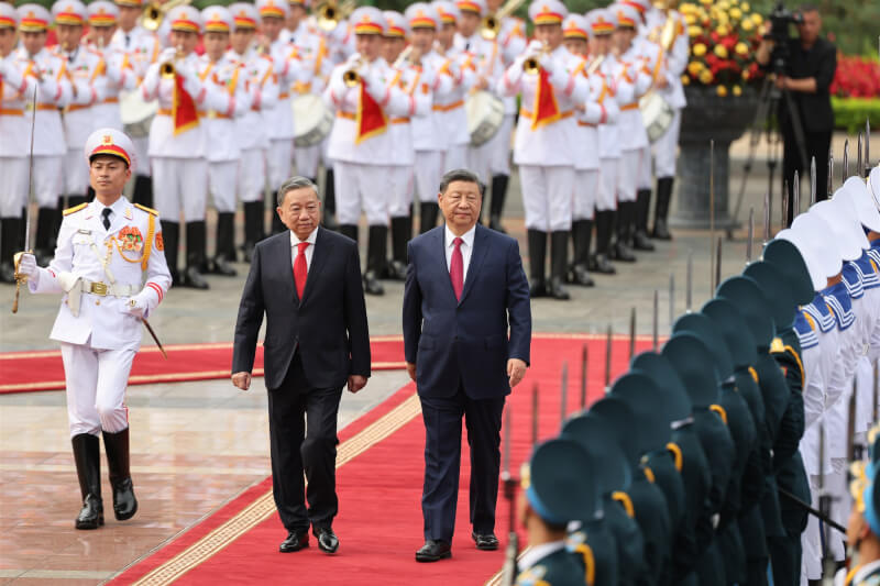 中共總書記習近平(紅毯右)國家主席習近平14日在河內出席越共中央總書記蘇林(紅毯左)舉行的歡迎儀式。(中新社)