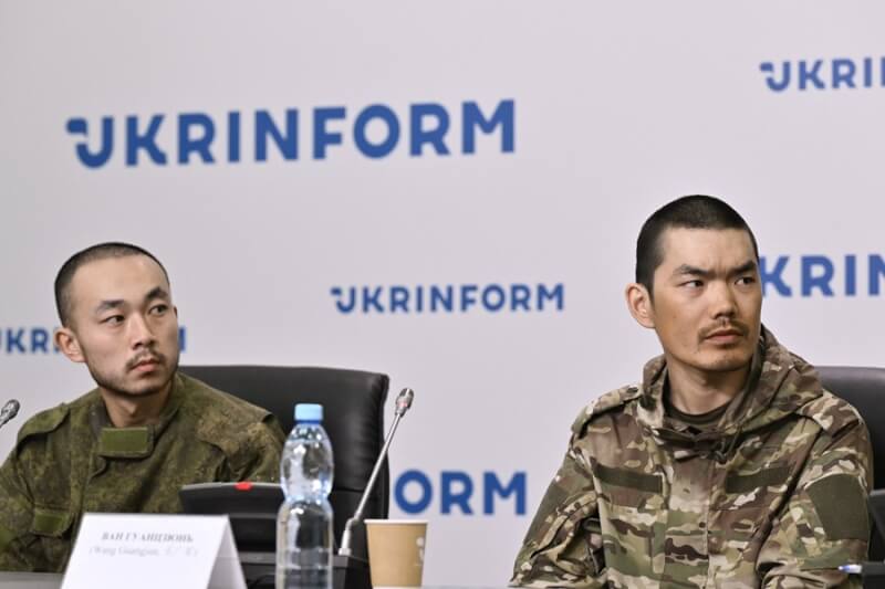 烏軍日前俘虜2名加入俄軍作戰的中國公民。圖左為中國籍戰俘張仁博,右為王廣軍。(法新社)