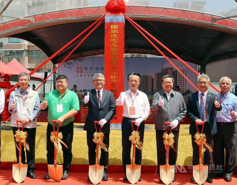 嘉義縣政府第2案社會住宅「朴子安居」15日動土,預計2029完工,將提供375戶。縣長翁章梁(右4)、民進黨立委蔡易餘(左2)等人出席見證。中央社記者黃國芳攝 114年4月15日