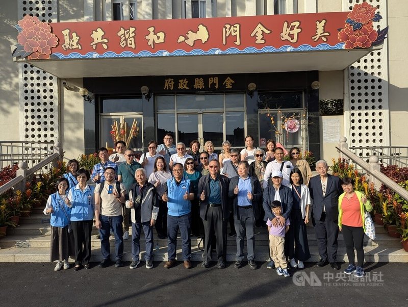 菲律賓金門同鄉會近期抵達金門縣展開5天4夜參訪、省親等行程,理事長張漢威(前左6)16日下午率團拜會金門縣政府並合影留念。中央社記者吳玟嶸攝 114年4月16日