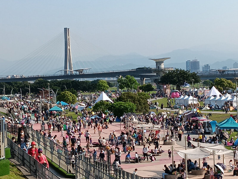 新北市政府高灘地工程管理處16日表示,為維護民眾安全,已公告淡水老街、八里老街、新月橋、熊猴森樂園等地部分區域禁止微型電動二輪車進入,6月1日起違者將開罰。圖為新北大都會公園的熊猴森樂園。(新北市高灘處提供)中央社記者王鴻國傳真 114年4月16日