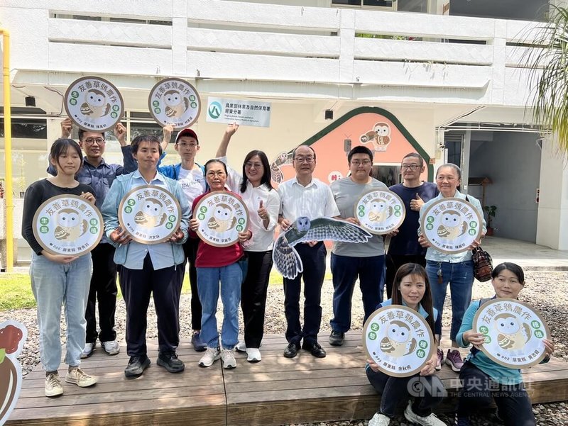農業部林業及自然保育署屏東分署鼓勵農友採用友善農法,減少草鴞面臨人為威脅,並規畫「友善草鴞農產品標章」,屏東縣共有9名農民獲認證。中央社記者李卉婷攝 114年4月16日
