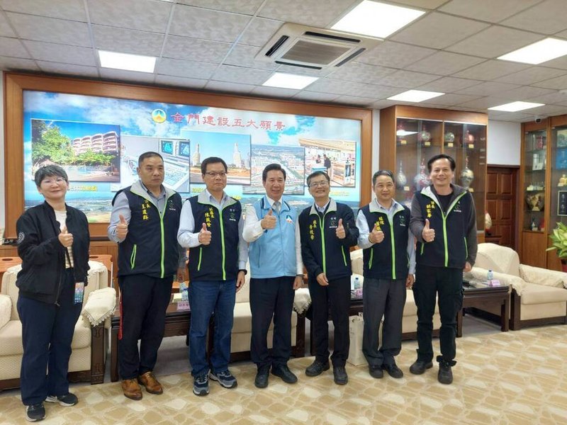 台電塔山電廠長李枝榮(右3)等日前拜會金門縣長陳福海(中),說明台電預計投入約新台幣50億元新增塔山11、12號機2組火力發電機組計畫。(金門縣產業發展處提供)中央社記者吳玟嶸傳真 114年4月16日