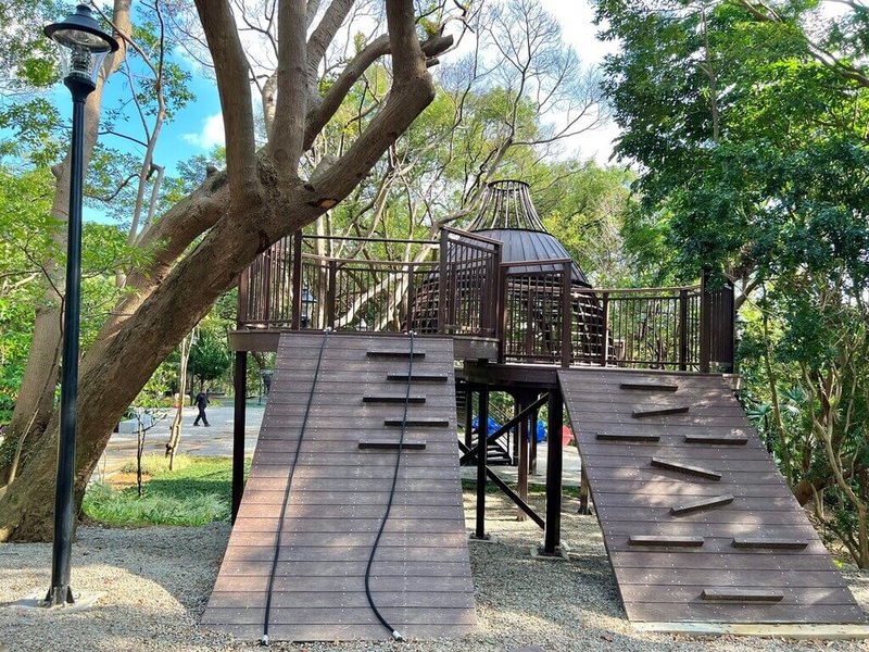 新北市農業局16日指出,在未來公園發展上將著重生態永續,以自然共榮公園為概念,持續推動全齡共融,打造多座可供市民與自然和諧共生、共處的共榮公園。圖為以森林健身房為主題的中和區嘉穗公園。(新北市景觀處提供)中央社記者黃旭昇新北市傳真 114年4月16日