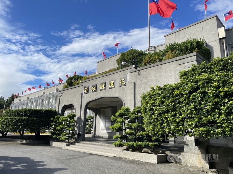 花蓮縣政府連續5年舉辦國中小學教師聯合教甄,114年暫不辦理聯合甄試,但循例仍會持續運用公費生培育、教師介聘等相關機制,以多元方式進用正式教師,學校仍可自行辦理代理教師甄選因應。中央社記者張祈攝 114年4月16日