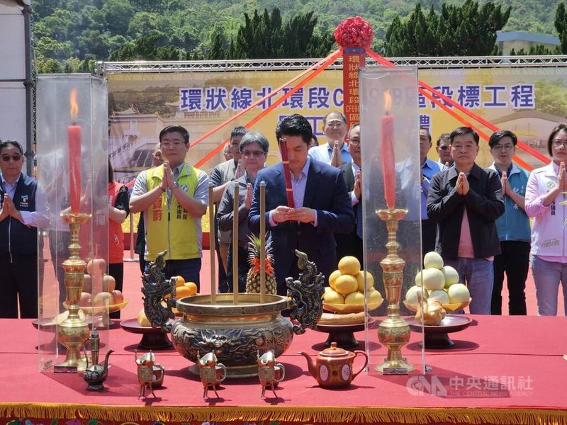 台北市長蔣萬安(前)16日出席環狀線北環段CF690B區段標工程開工動土典禮,率眾人上香祈福,盼工程順利。中央社記者陳怡璇攝 114年4月16日