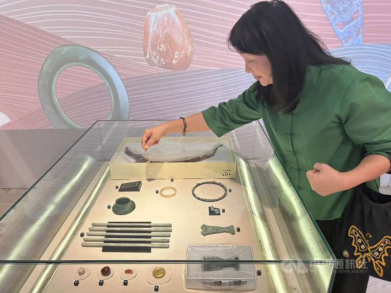「原民之耀-台灣原住民族經典文物聯展暨巡迴展」在台大校史館展出,展覽結合全台19座公私立博物館、6部落族人及收藏家珍貴文物,展出共185組件經典文物。圖為策展人李莎莉導覽考古區珍貴文物。中央社記者邱祖胤攝 114年4月16日