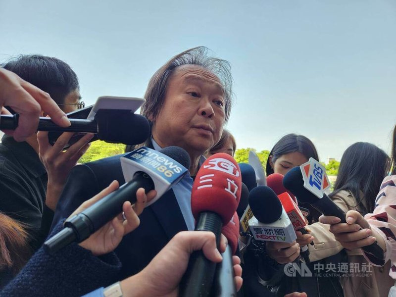 民進黨立委王世堅(中)16日在中常會前受訪表示,國民黨青年軍戴納粹臂章敬禮,國民黨主席朱立倫應道歉。中央社記者葉素萍攝 114年4月16日