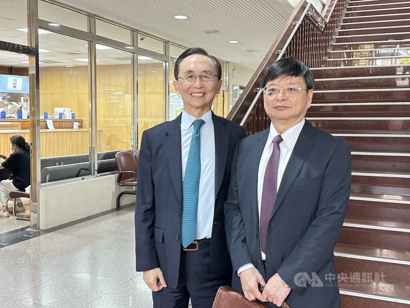 美麗島電子報董事長吳子嘉(左)因不滿前民眾黨主席柯文哲選總統、媒體人黃光芹批評電子報民調是假民調,以多句粗鄙言語辱罵柯文哲柯、黃光芹,遭檢方起訴。吳子嘉16日出庭認罪。中央社記者劉世怡攝 114年4月16日