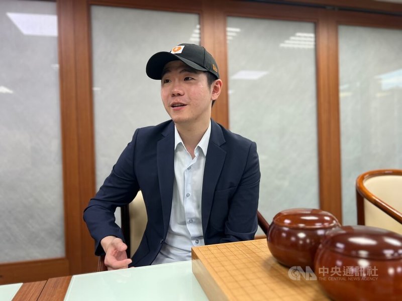 台灣職業棋士林君諺(圖)16日在第17屆海峰盃圍棋賽決賽3番勝負第3局擊敗對手徐靖恩摘冠,也是生涯首度在海峰盃稱王。中央社記者陳容琛攝 114年4月16日