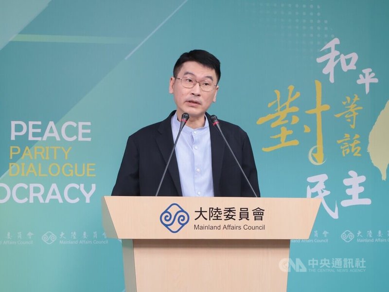 大陸委員會(陸委會)16日召開例行記者會,由副主委兼發言人梁文傑主持。梁文傑於會上強調,要求原陸籍人士補件喪失原籍證明是依法行政。中央社記者李雅雯攝 114年4月16日