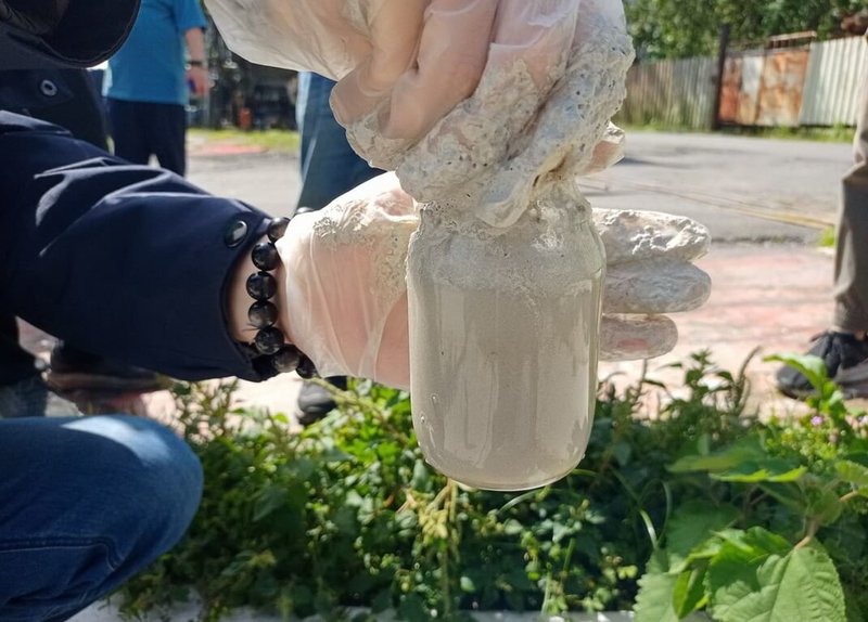新北市環保局查獲鶯歌區御聖奇有限公司未妥善收集靜電粉體塗料且流入廠房後方大甲九圳導致污染,依法告發;16日下午複查時,確認污染情形已改善。圖為稽查人員採集水樣。(新北市環保局提供)中央社記者黃旭昇新北市傳真 114年4月16日