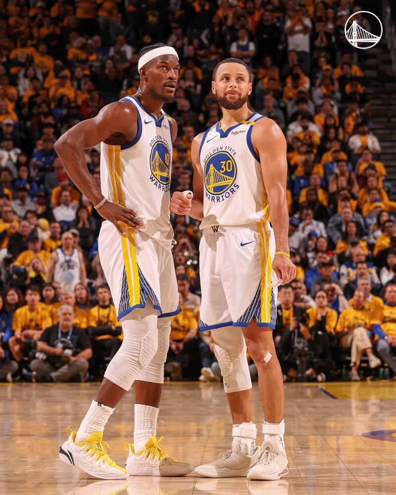 NBA金州勇士16日在柯瑞(右)、巴特勒(左)聯手攻下75分帶領下,以121比116擊敗曼菲斯灰熊,獲得季後賽西區第7種子。(圖取自x.com/NBA)