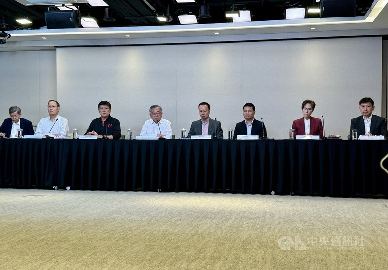 美國關稅議題持續發酵,新加坡成立「經濟韌性小組」,希望協助企業面對關稅對產業的衝擊。副總理顏金勇(左4)16日召開記者會說明政府措施。中央社記者吳昇鴻新加坡攝 114年4月16日