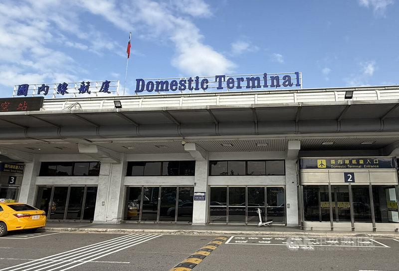 一架IDF型戰機16日中午結束例行飛行訓練後,降落澎湖機場跑道時因輪煞系統故障,引發巨大聲響並停於跑道,機場也暫停關閉,高雄機場部分航班受影響。圖為高雄機場國內線航廈。中央社記者林巧璉攝 114年4月16日
