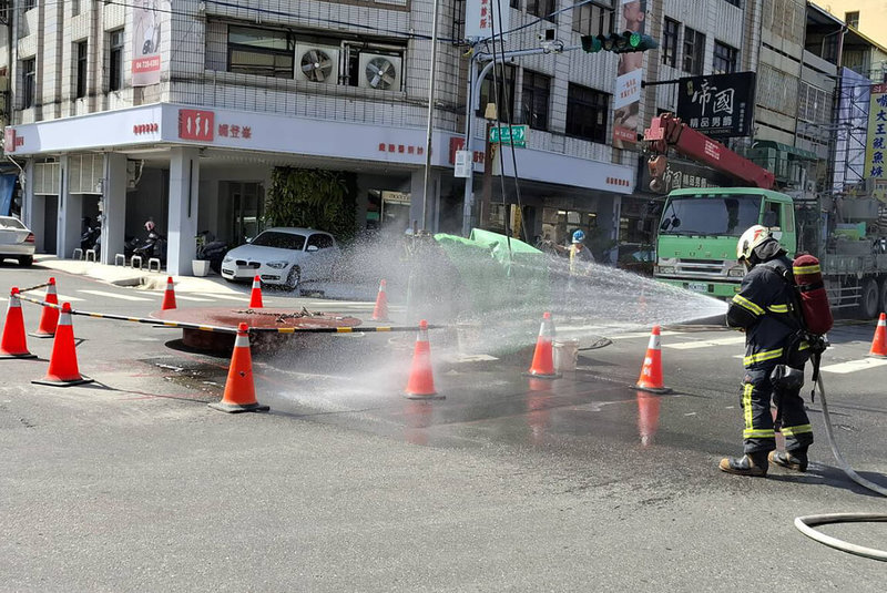 有廠商16日在彰化市中正路二段與華山路口施工時不慎挖破瓦斯管線,消防人員到場立即布水線防護,瓦斯業者也前往處理,約半小時狀況排除。(彰化縣消防局提供)中央社記者鄭維真傳真 114年4月16日