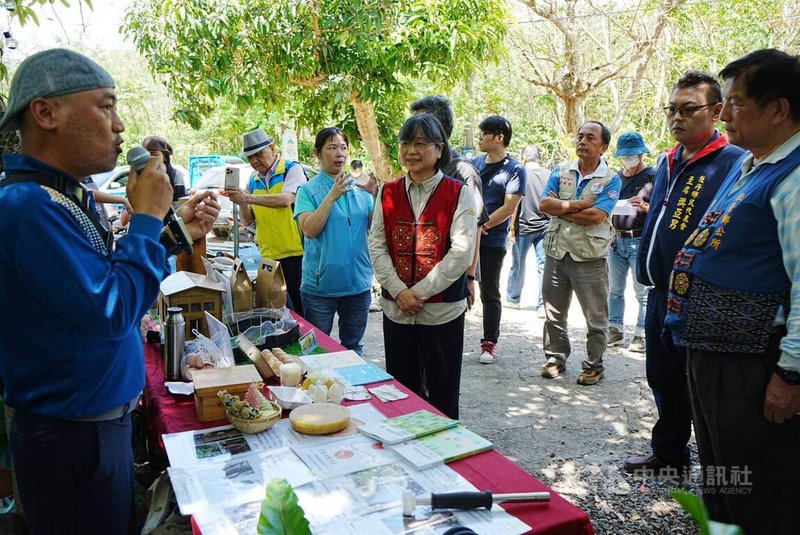 屏東縣牡丹鄉小農溫維倫(左1)在巴里棧自然友善農場解說林下經濟發展成果,屏東科技大學森林系教授陳美惠(紅背心者)、牡丹鄉長潘壯志(右1)等到場聆聽。中央社記者黃郁菁攝 114年4月16日