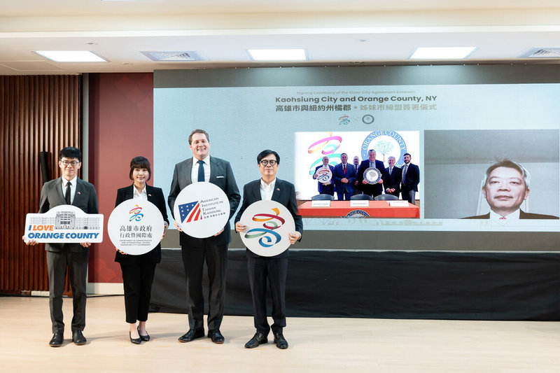 高雄市政府15日與美國紐約州橘郡締結為姊妹市，開啟台美城市合作。圖為高雄市長陳其邁（右）率領市府團隊透過視訊簽署協議，美國在台協會高雄分處長張子霖（右2）出席見證。（高雄市行政暨國際處提供）中央社記者蔡孟妤傳真 114年4月16日