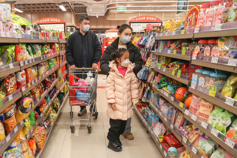 中國國家統計局公布，中國2025年第1季GDP按年增加5.4%，較市場預期好。圖為中國民眾在江西南昌一超市內選購商品。（中新社提供）中央社  114年4月16日